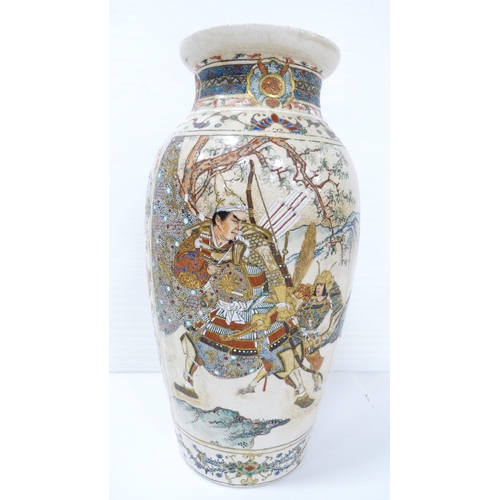 265 - Pair of Japanese Satsuma pottery vases (20th century) decorated with fighting scenes, noblemen and f... 