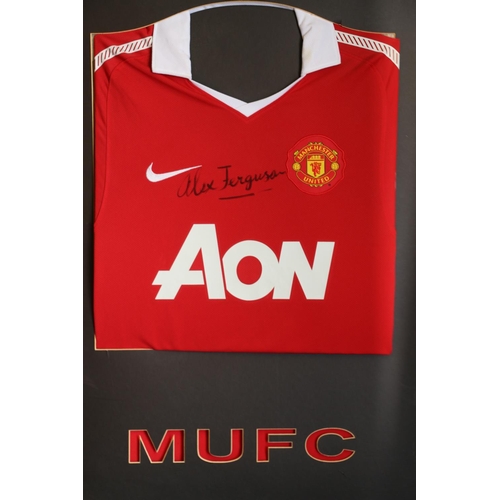 447 - Framed Manchester United football top with Alex Ferguson autograph signature, MUFC below, frame size... 