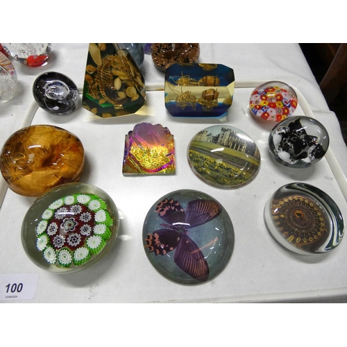 100 - Large tray of modern paperweights.