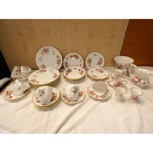 66 - Royal Crown Derby, tea and dinner service to include Derby Posies pattern.