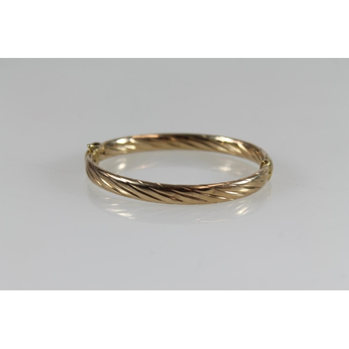 500 - 9ct gold hoop hinged bangle, 9.0g.