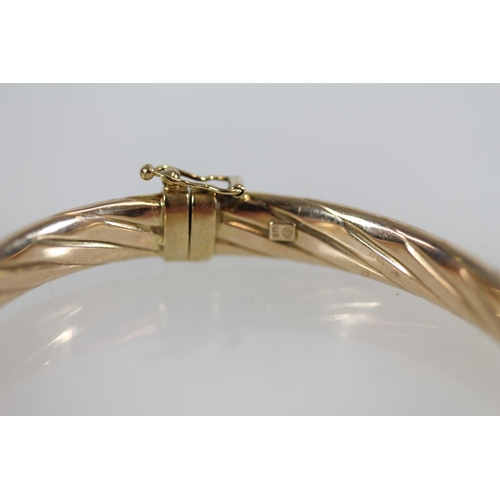 500 - 9ct gold hoop hinged bangle, 9.0g.