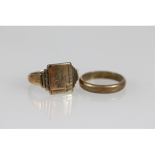 509 - 9ct gold signet ring and a 9ct gold wedding band, 7.8g.