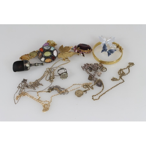 511 - Small selection of costume jewellery,