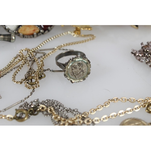 511 - Small selection of costume jewellery,