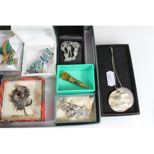 512 - Selection of costume jewellery pendants and brooches.