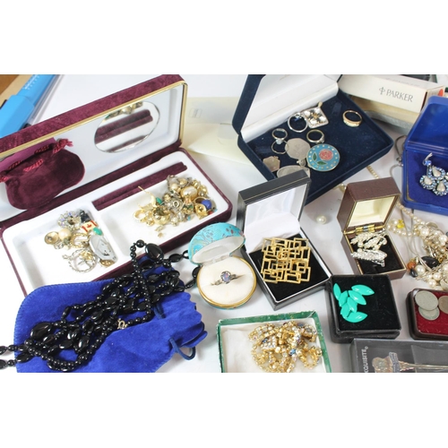 513 - Large bag of modern costume jewellery and trinkets incl. brooches, bracelets, beaded necklaces etc. ... 