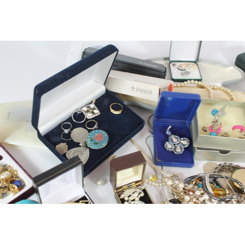 513 - Large bag of modern costume jewellery and trinkets incl. brooches, bracelets, beaded necklaces etc. ... 