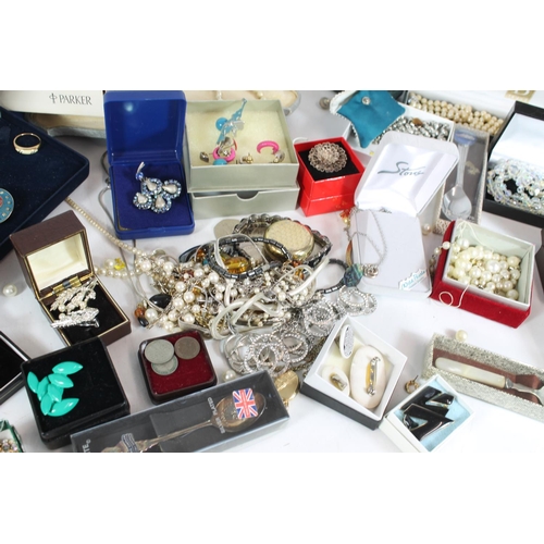 513 - Large bag of modern costume jewellery and trinkets incl. brooches, bracelets, beaded necklaces etc. ... 