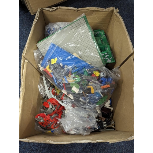 189 - Box containing Lego and plastic toys.