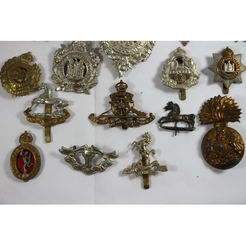 238 - Vintage military cap badges to include Sutherlands, Gordon Highlanders, Kings Own Scottish Borderers... 