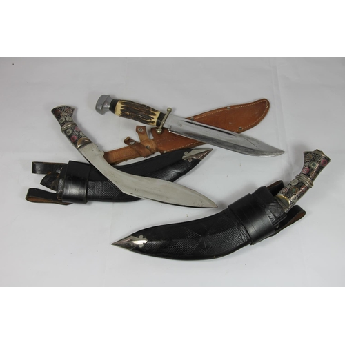 252 - Othello of Germany horn and steel Bowie knife in leather sheaf and two small kukris.