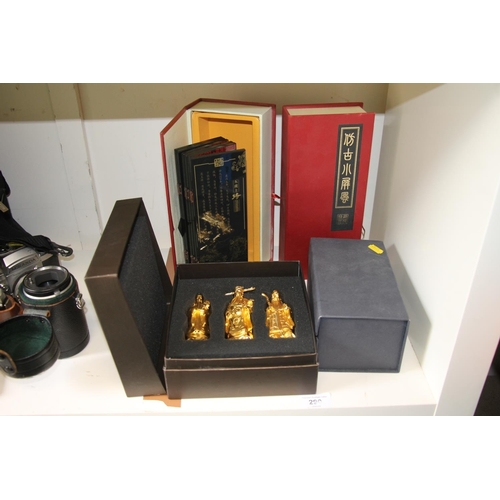 290 - Boxed oriental figures, stands and screens.