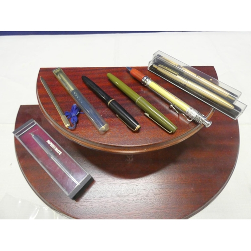 174 - Various vintage & other pens to include Parker, Paper Mate etc.