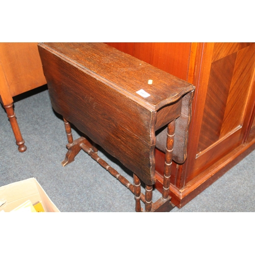 647 - Small oak drop leaf gate leg table