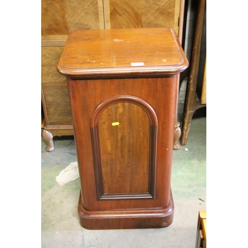 583 - Victorian mahogany pot cupboard, 72cm high.