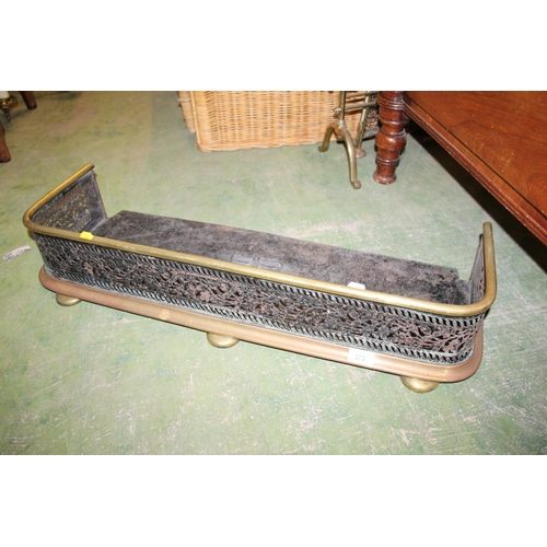 570 - Early 20th century brass fender, 81cm wide.