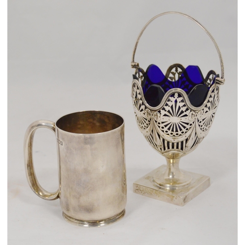 49 - Silver pierced sugar vase with blue glass liner, Birmingham 1894, and a plain silver mug, 1910, 322g... 