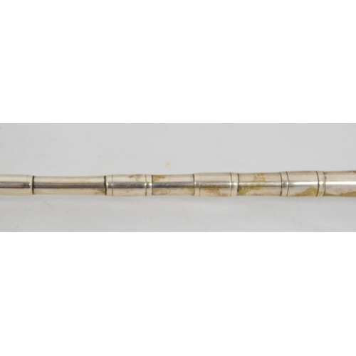 53 - Silver candle extinguisher in the form of a hunting horn, Chester 1907, 30.5cm, 44g.