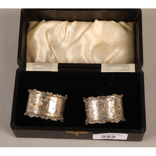 252 - Cased set of two silver napkin rings, Birmingham 1938, 60g