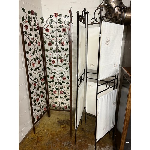 581 - Two folding room dividers