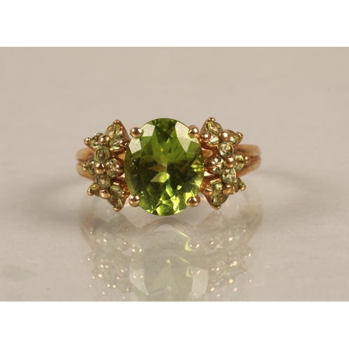 113 - 9ct gold ring set with green gems, ring size Q