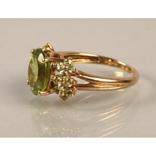 113 - 9ct gold ring set with green gems, ring size Q