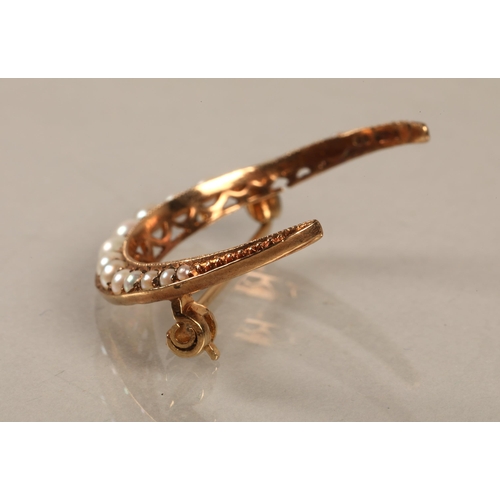 139 - 9ct gold crescent moon brooch set with seed pearls, gross weight 2.3g