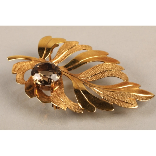 143 - 9ct gold leaf brooch set with smoky brown gem, gross weight 4.5g