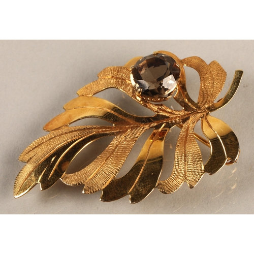 143 - 9ct gold leaf brooch set with smoky brown gem, gross weight 4.5g