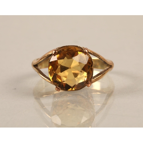 69 - Yellow metal ring set with a citrine ring size N