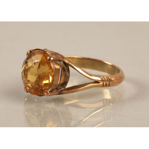 69 - Yellow metal ring set with a citrine ring size N