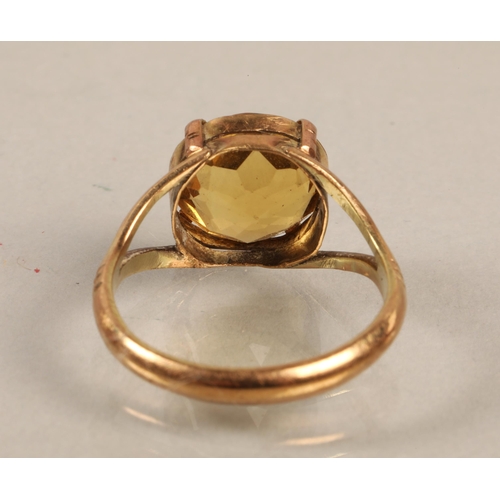 69 - Yellow metal ring set with a citrine ring size N