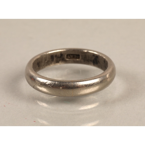 76 - Platinum band, ring size K, 6.2g