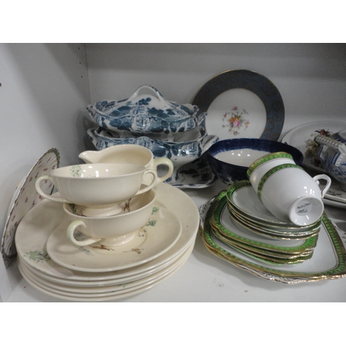 138 - Miscellaneous tea and dinnerwares to include tureens, ashets, Royal Doulton part dinner set, Roslyn ... 