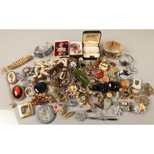 157 - Large quantity of vintage jewellery including costume, some silver, brooches and badges, etc.