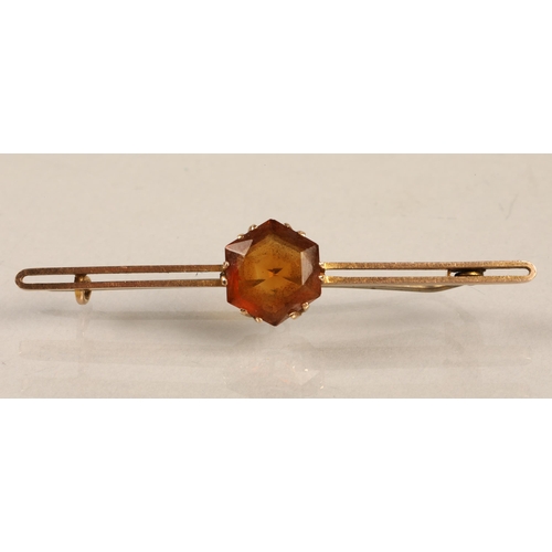 194 - 9k gold bar brooch set with amber coloured gem, gross weight 2.9g