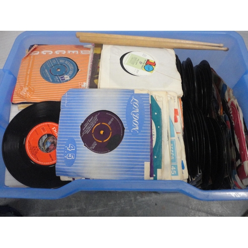 186 - Carton containing 33rpm and 45rpm records to include Jim Reeves, Mantovani, Lonnie Donnegan, The Sha... 