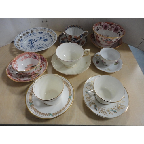 192 - Group of cabinet cups and saucers to include a Japanese Meiji period cup, 19th century chinoiserie a... 