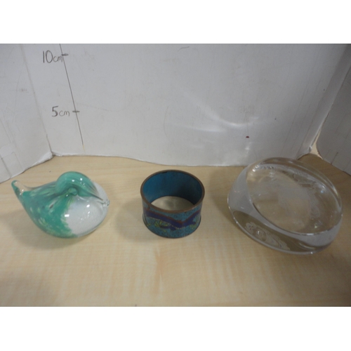 195 - Art glass paperweights to include Selkirk Glass, agate-style coasters, polished stones, and a cloiso... 