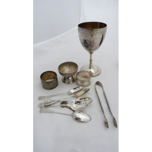 252 - Assorted EP and plated ware to include a goblet, teaspoons, tongs, Art Nouveau clothes brush, napkin... 