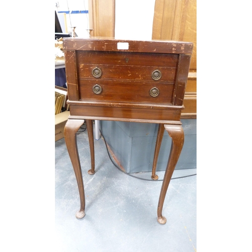 29 - Mahogany table canteen of EP cutlery, retailed by Lindsay & Paisley Ltd., Buchanan Street, Glasg... 