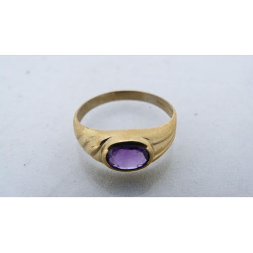 300 - 9ct gold lady's amethyst-set ring and a 9ct gold agate-set ring, 4.2g gross. (2)