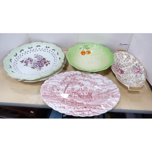 31 - Group of assorted ceramics to include a Wedgwood 'Angela' pattern spill vase, collector's plates, Ro... 