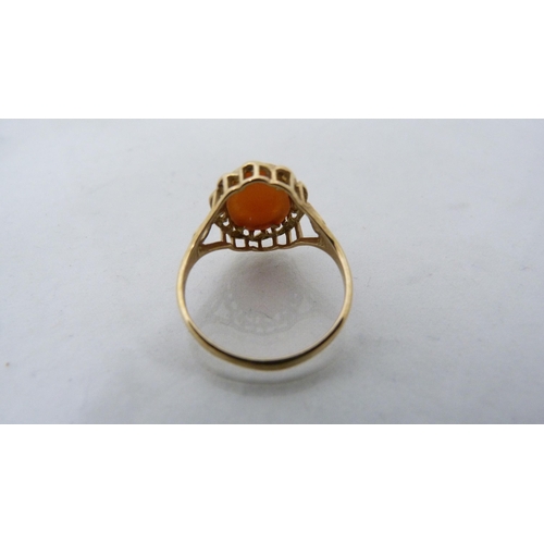 313 - 9ct gold lady's cameo-set ring, 2.2g gross.