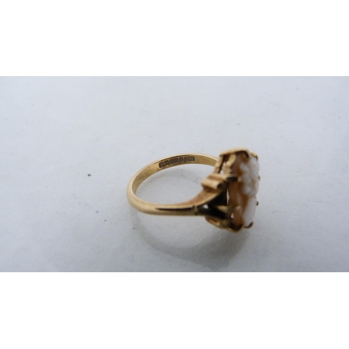 319 - 9ct gold lady's cameo-set ring, 3.4g gross.