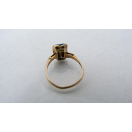 322 - Two 10ct gold ladies' rings, one gem-set, 4g gross. (2)