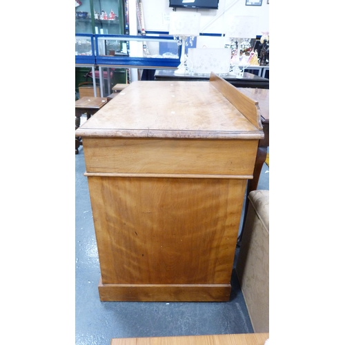 392 - Early 20th century Victorian-style satinwood kneehole desk.