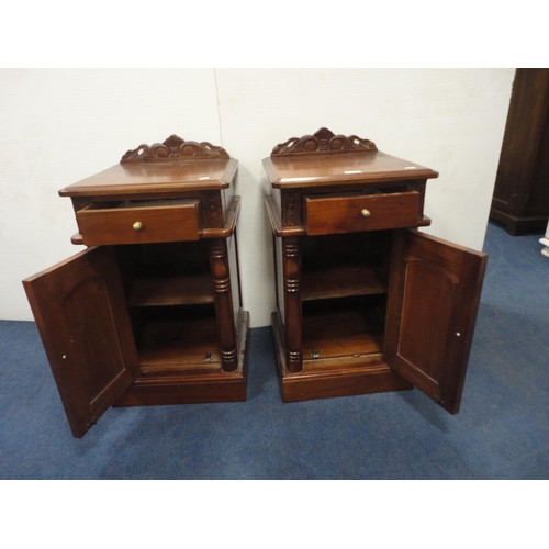 424 - Pair of Victorian-style bedside cabinets.