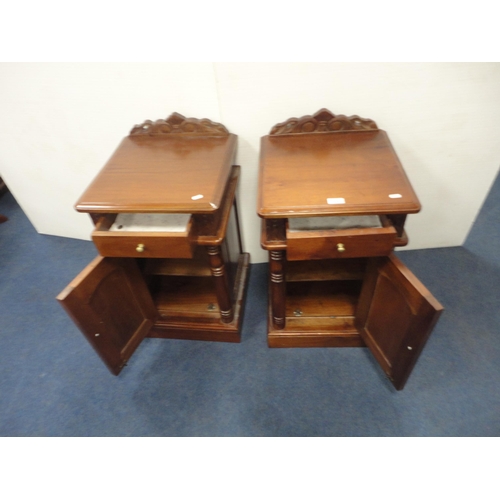 424 - Pair of Victorian-style bedside cabinets.